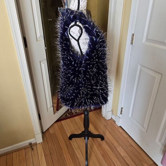WHITE TIPPED BLUE FAUX FUR VEST - Picture 4 of 7